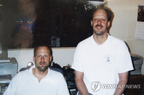 　<사진>라스베이거스 총기난사범 스티븐 패덕(오른쪽)과 동생 에릭 패덕 [AP=연합뉴스]