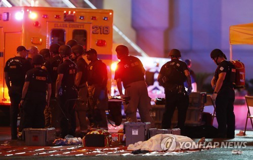 <사진>1일(현지시간) 밤 미국 라스베이거스 시내 콘서트장에서 발생한 총기난사 사건 현장에 경찰들이 긴급 투입된 모습 [AP=연합뉴스]