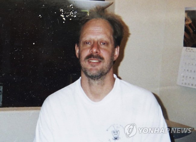 <사진>1일(현지시간) 밤 미국 라스베이거스 콘서트장에 모인 관객들에게 총을 난사해 수백 명을 사상한 총격범 스티븐 패덕(64). [AP=연합뉴스]