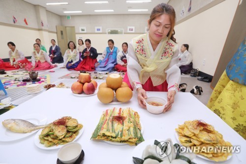 차례상 차리는 다문화가정 여성. 사진은 기사 내용과 무관. (연합뉴스 자료사진)