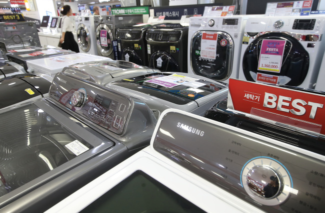 Local manufacturers' washing machines are on display. Yonhap