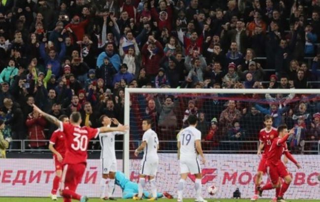 South Korean players (in white) react after Russia opened the scoring in their 4-2 victory in the teams' friendly football match at the VEB Arena in Moscow on Oct. 7, 2017. (Yonhap)
