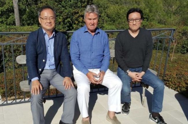 In this photo provided by the Korea Football Association on Oct. 7, 2017, Guus Hiddink (C), former South Korean men's national football boss, is flanked by Lee Yong-soo, a KFA vice president (L) and Chun Han-jin, head of the KFA's international affairs, during their meeting in Cannes, France, on Oct. 6, 2017. (Yonhap)