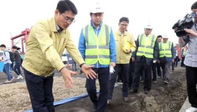 Minister of Oceans and Fisheries Kim Young-choon (2nd from L) visits Busan's Gamman port on Oct. 7, 2017. (Yonhap)