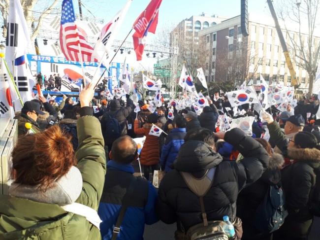 지난 3월 10일 서울 종로구 헌법재판소 앞에서 박근혜 전 대통령의 탄핵결정을 반대하며 시위를 벌이고 있는 모습. [헤럴드경제DB]
