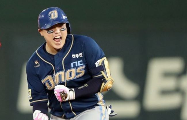 Kwon Hee-dong of the NC Dinos celebrates his go-ahead double in the top of the 11th inning against the Lotte Giants in Game 1 of the clubs' first round postseason series in the Korea Baseball Organization at Sajik Stadium in Busan on Oct. 8, 2017. The Dinos went on to take the game 9-2. (Yonhap)