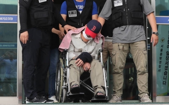 중학생 딸의 친구를 살해하고 야산에 유기한 혐의를 받는 이모(35) 씨가 8일 영장실질심사를 받기 위해 서울 중랑경찰서를 나서 북부지법으로 향하고 있다. [제공=연합뉴스]