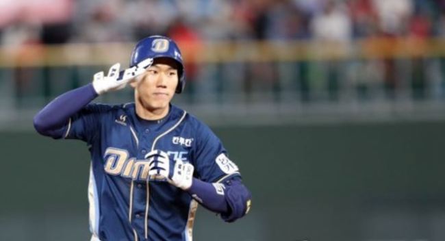 Mo Chang-min of the NC Dinos salutes his dugout after hitting a grand slam against the Lotte Giants in the top of the 11th inning in Game 1 of the clubs' first round postseason series in the Korea Baseball Organization at Sajik Stadium in Busan on Oct. 8, 2017. The Dinos went on to take the game 9-2. (Yonhap)