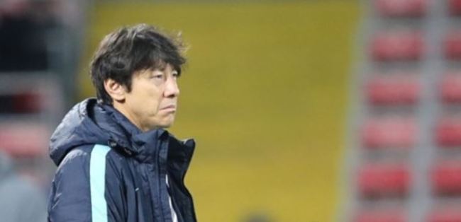 South Korea's national football team head coach Shin Tae-yong watches the friendly match between South Korea and Russia at VEB Arena in Moscow on Oct. 7, 2017. (Yonhap)