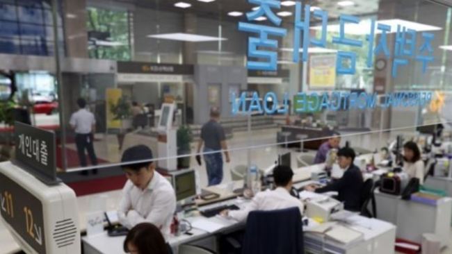 Customers ask about their debt plans at a Seoul bank on Aug. 21, 2017. (Yonhap)