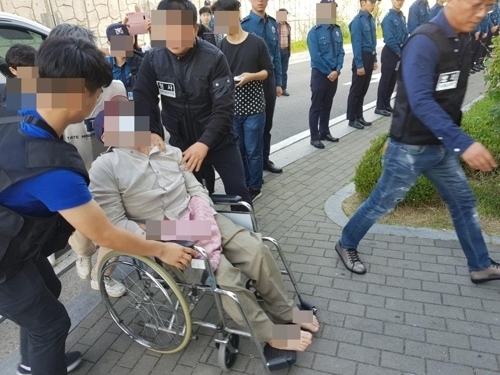 중학생인 딸의 친구를 살해하고 야산에 유기한 혐의를 받는 이모(35) 씨가 8일 오전 9시 20분께 서울 중랑경찰서 조사실로 들어가고 있다. [제공=연합뉴스]