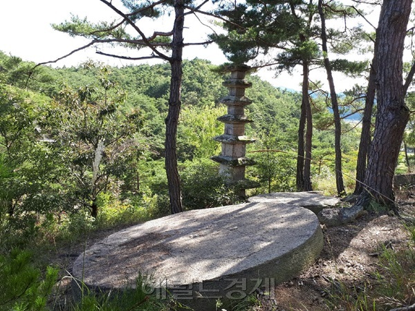 운주사 칠성바위와 칠층석탑은 지대석이나 기단부 등의 별다른 시설없이 암반을 파내어 탑신부를 세웠는데, 후세에서는 이것이 북두칠성이 지상에 그림자를 드리운듯한 모습의 배열과 흡사해 칠성신앙의 조형물인 북두칠성석으로 보는 관점이 대두되고 있다고 한다. [사진=박대성 기자 / parkds@heraldcorp.com]