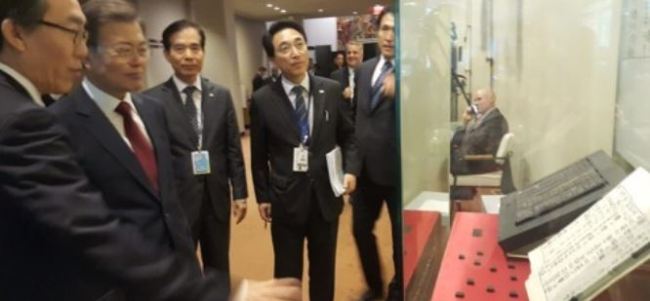 In this photo provided by South Korean presidential office Cheong Wa Dae on Oct. 9, 2017, South Korean President Moon Jae-in (2nd from L) looks at a metal printing plate of "Weolincheongangjigok" -- a compilation of hymns written by King Sejong in hangeul (Korean alphabet) -- at the lobby of the United Nations building in New York. (Yonhap).