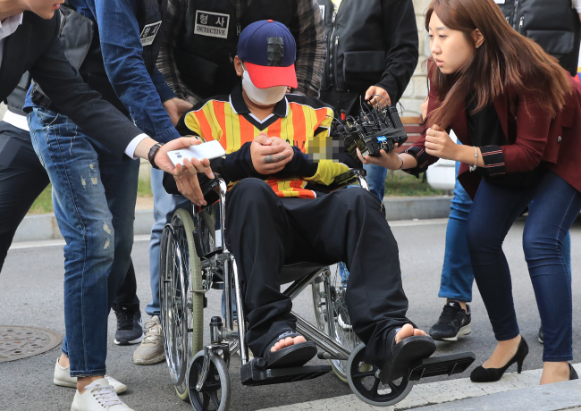 중학생 딸 친구 살해·시신 유기 사건의 피의자 '어금니 아빠' 이모(35) 씨가 9일 오후 조사를 받기 위해 서울 중랑구 중랑경찰서로 들어오고 있다. [제공=연합뉴스]