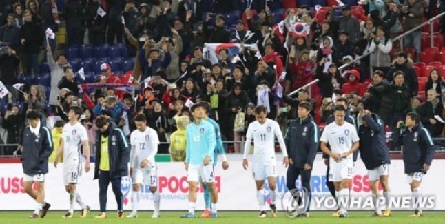 South Korea's national football team players leave the pitch after suffering a 4-2 defeat to Russia in a friendly match at the VEB Arena in Moscow on Oct. 7, 2017. (Yonhap)