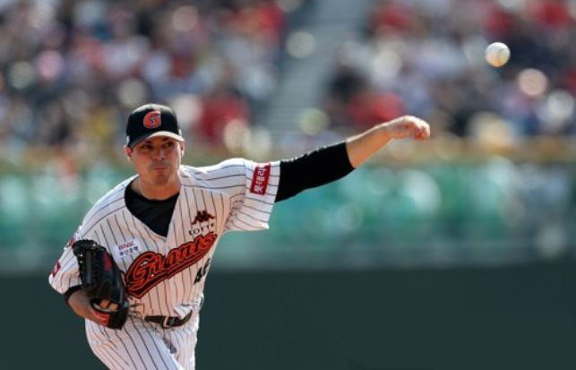 Brooks Raley of the Lotte Giants throws a pitch against the NC Dinos in Game 2 of the clubs' first round postseason series in the Korea Baseball Organization at Sajik Stadium in Busan on Oct. 9, 2017. (Yonhap)