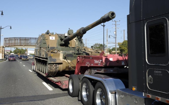K-9 howitzer is moved to a military exhibition held in Washington Monday. Yonhap