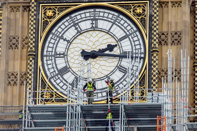 <YONHAP PHOTO-0025> Workmen erect scaffolding around the Elizabeth Tower, commonly known called Big Ben, during ongoing renovations to the Tower and the Houses of Parliament, in central London on October 9, 2017. / AFP PHOTO / Tolga Akmen/2017-10-10 00:05:55/ <저작권자 ⓒ 1980-2017 ㈜연합뉴스. 무단 전재 재배포 금지.>