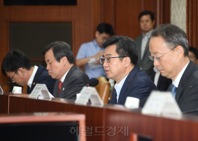 한반도 지정학적 리스크가 최고조에 이른 가운데 미국의 통상압박과 중국의 사드보복 등 대외리스크가 쓰나미처럼 몰려와 한국경제가 중대한 시련기를 맞고 있다. 사진은 김동연 부총리 겸 기획재정부 장관이 추석 연휴 직전 경제장관회의를 주재하는 모습. [사진=헤럴드경제DB]
