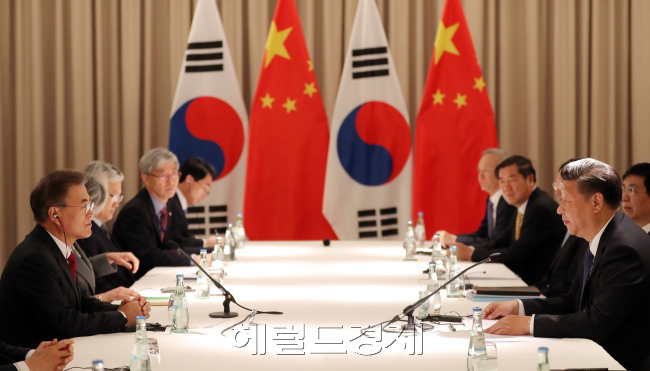 한중 양국이 통화스와프 연장에 사실상 합의한 것으로 알려지며 우리 정부의 외환운용에 시름을 덜 수 있을 것으로 보인다. 사진은 지난 7월 G20 정상회담에서 만난 문재인 대통령과 시진핑 중국 국가주석. [사진=헤럴드경제DB]