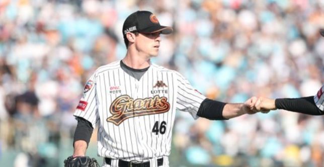 Brooks Raley of the Lotte Giants bumps fists with a teammate after the top of the fourth inning against the NC Dinos in Game 2 of the clubs' first round postseason series in the Korea Baseball Organization at Sajik Stadium in Busan on Oct. 9, 2017. (Yonhap)