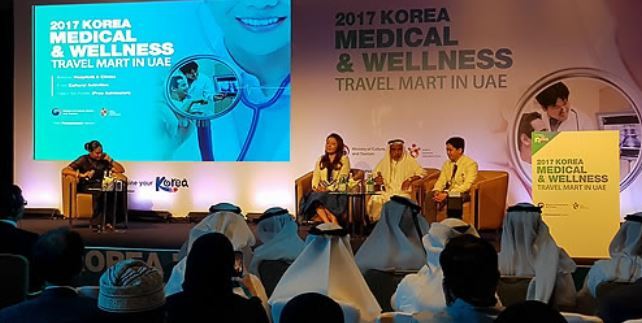 South Korean medical professionals speak at a gathering in Dubai, arranged by the Korean Tourism Organization who provided this photo, on Sept. 22-23, 2017, to promote medical tourism to the country. (Yonhap)
