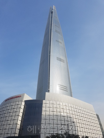 10일 은행권에 따르면 최근 송파구 잠실 롯데월드타워 12층 파이낸스센터에 KEB하나은행과 우리은행의 프라이빗뱅킹(PB) 센터가 잇달아 들어섰다.KEB하나은행과 우리은행이 신흥 부촌으로 떠오른 잠실에서 자산관리(WM) 서비스 시장의 패권을 놓고 자존심 대결을 벌이고 있다.