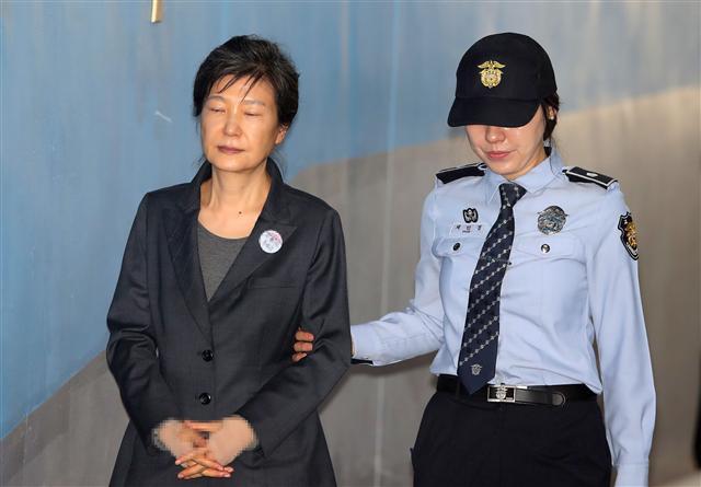 박근혜 전 대통령이 10일 오전 서울 서초구 서울중앙지법에서 재판을 받기 위해 호송차에서 내려 법정으로 향하고 있다. 이날 재판부는 박 전 대통령의 구속 기간을 연장할지, 기간 만료에 따라 석방할지 여부도 심리한다. 박 전 대통령의 구속 만료 시한은 오는 16일 24시다.  [연합뉴스]