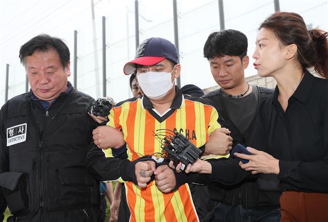 딸 친구를 살해하고 시신을 유기한 혐의를 받고 있는 ‘어금니 아빠’ 이 모씨가 10일 오전 조사를 받기 위해 서울 중랑구 중랑경찰서로 들어서고 있다. [연합뉴스]