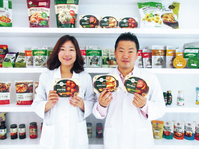 CJ제일제당 상온 서양식 ‘고메’ 시리즈를 탄생시킨 손마리 선임연구원(왼쪽)과  박희준 수석연구원.