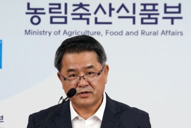 Park Bong-gyun, the chief of the Animal and Plant Quarantine Agency, briefs on red ants at a government building in Sejong on Oct. 10, 2017. (Yonhap)