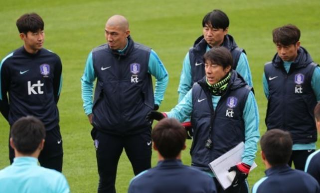 South Korea's national football team head coach Shin Tae-yong (C) gives direction to his players and assistant coaches during their training session at Tissot Arena in Biel/Bienne, Switzerland, on Oct. 9, 2017, one day ahead of their friendly against Morocco. (Yonhap)