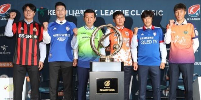 Coaches for six football clubs in the K League Classic pose for a group photo in front of the league's championship trophy before their press conference at the Korea Football Association building in Seoul on Oct. 10, 2017. From left to right are: FC Seoul's Hwang Sun-hong; Ulsan Hyundai's Kim Do-hoon; Jeonbuk Hyundai Motors' Choi Kang-hee; Jeju United's Jo Sung-hwan; Suwon Samsung Bluewings' Seo Jung-won; Gangwon FC's Park Hyo-jin. (Yonhap)