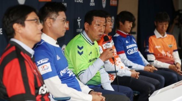 Jeonbuk Hyundai Motors head coach Choi Kang-hee (3rd from L) speaks during a press conference at the Korea Football Association building in Seoul on Oct. 10, 2017. (Yonhap)