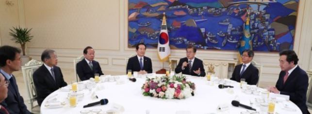 President Moon Jae-in (third from R) speaks in a meeting with the top state leaders at the presidential office Cheong Wa Dae on Oct. 10, 2017. (Yonhap)