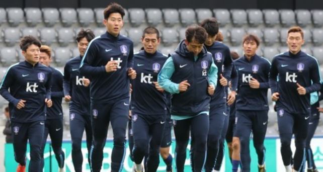 South Korea's national football team players train at Tissot Arena in Biel/Bienne, Switzerland, on Oct. 9, 2017, one day ahead of their friendly match against Morocco. (Yonhap)