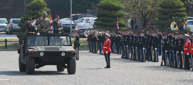 Combined Forces Commander Gen. Vincent K. Brooks inspects his units at CFC headquarter in Yongsan, Seoul. Yonhap