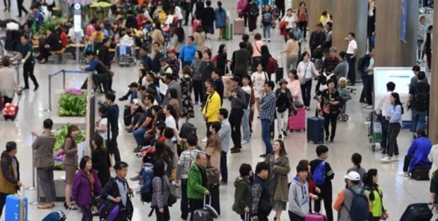 This photo, taken on Oct. 7, 2017, shows people at Incheon International Airport, west of Seoul, returning from overseas travel during the extended fall harvest holiday of Chuseok. (Yonhap)