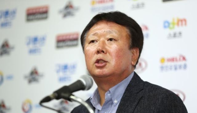 Sun Dong-yol, manager of the South Korean national baseball team, speaks at a press conference at the Korea Baseball Organization headquarters on Oct. 10, 2017, after announcing his 25-man roster for the inaugural Asia Professional Baseball Championship. The tournament begins Nov. 16, 2017, in Tokyo. (Yonhap)