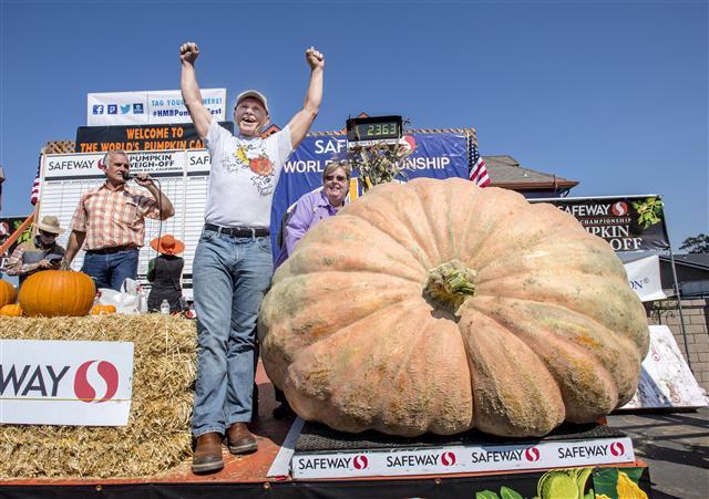 <YONHAP PHOTO-0284> Joel Holland throws his arms into the air after winning the 44th World Championship Pumpkin Weigh-Off in Half Moon Bay, Calif., on Monday, Oct. 9, 2017. Holland's pumpkin weighed in at 2363 pounds. (Mark Rightmire/The Orange County Register via AP)/2017-10-11 00:34:25/ <저작권자 ⓒ 1980-2017 ㈜연합뉴스. 무단 전재 재배포 금지.>