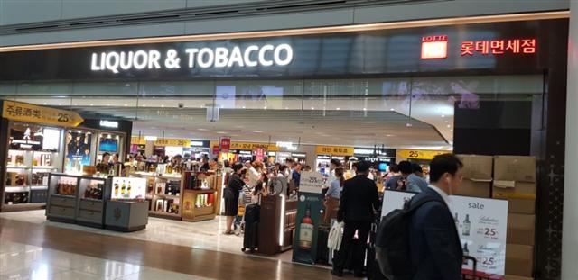 롯데면세점과 인천공항 측이 임대료 인하 협상테이블에 다시 앉았지만, 양측의 입장 차가 커 협상이 결렬될 것이란 의견이 지배적이다. 롯데면세점은 요율을 통한 임대료납부를 요구하고 있는 것으로 전해졌다. 롯데면세점이 임대료 납부를 위해 제시한 것으로 알려진 요율 산정표.   [제공=관련업계]