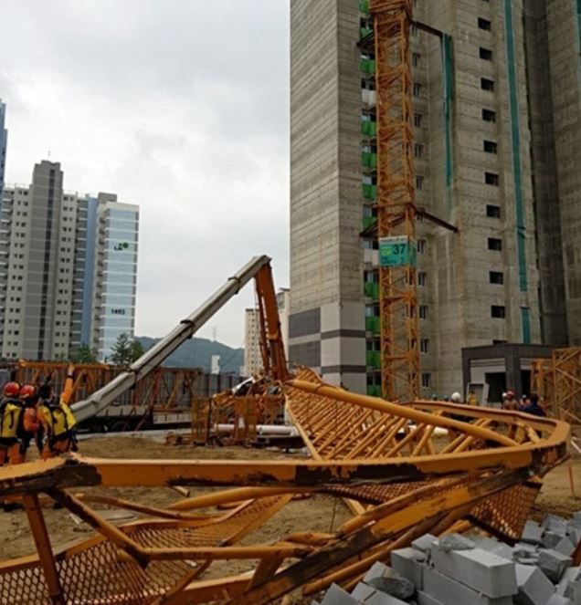 This photo shows the tower crane that collapsed at a construction site in Uijeongbu, Gyeonggi Province, on Oct. 10, 2017. (Yonhap)