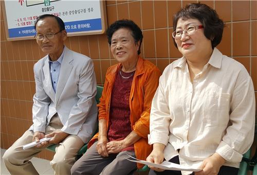 재심서 반공법 무죄 받은 박춘환씨(맨오른쪽)와 선원 가족들.