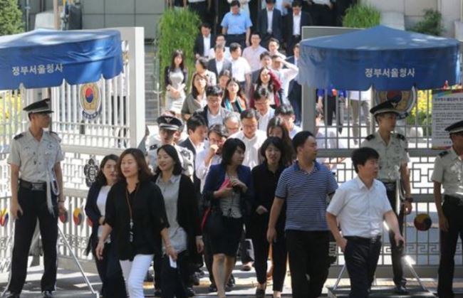 Civil servants at Seoul Government Complex. (Yonhap)