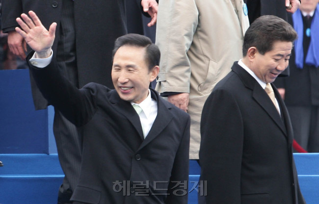 2008년 2월 25일 서울 여의도 국회에서 열린 제17대 대통령 취임식에서 이명박 대통령이 취임식을 마치고 노무현 전 대통령과 국회를 떠나며 손을 흔들고 있다. [헤럴드경제DB]