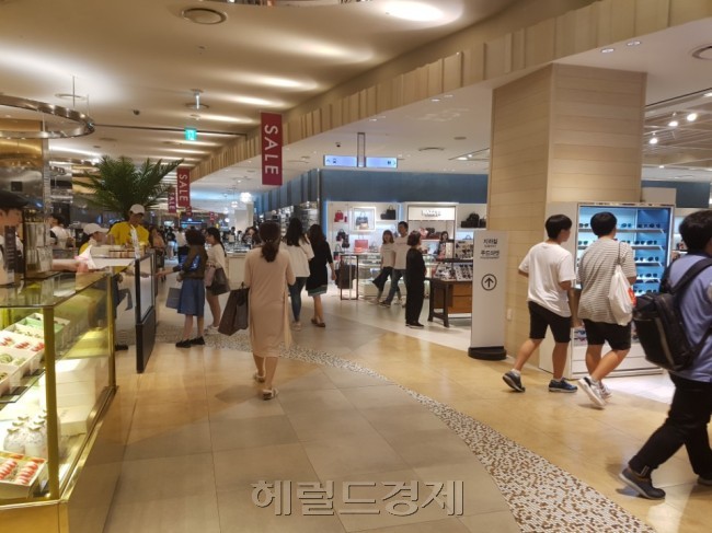 오프라인 유통업계에는 ‘연이은 악재’만이 계속해서 이어지고 있다. 최근 실적이 곤두박질 치는데, 정치권의 공세와 악재까지 겹치며 부진은 점차 커지고 있다. 사람없이 한적한 모습의 한 복합쇼핑몰 모습. [헤럴드경제DB]