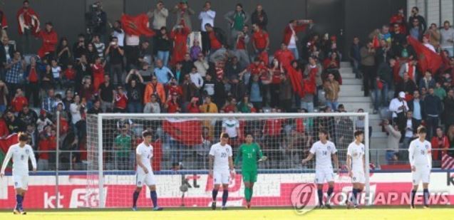South Korean players react after conceding a goal to Morocco during their men's football friendly match at Tissot Arena in Biel/Bienne, Switzerland, on Oct. 10, 2017. (Yonhap)