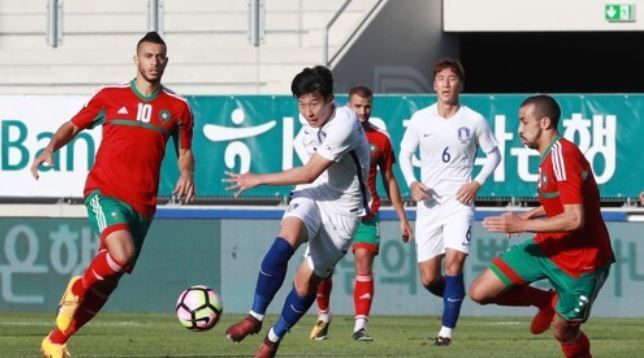 South Korea's Son Heung-min (C) takes a shot during a friendly football match against Morocco at Tissot Arena in Biel/Bienne, Switzerland, on Oct. 10, 2017. (Yonhap)