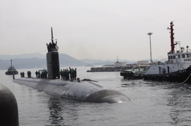 The Los Angeles-class attack submarine USS Tucson (SSN 770) pulls into Jinhae, South Gyeongsang Province, in this file photo posted on the Pacific Command's website. (Yonhap)