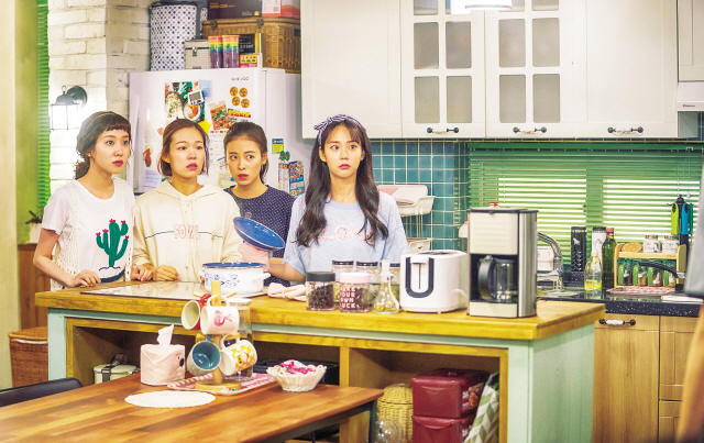 지난 7일 종영한 JTBC 금토드라마 ‘청춘시대2’에서 각자가 결코 평범하다고 할 수 없는 사연을 안고 살고 있지만 벨에포크안에서 화합하고 연대하며, 그러면서 상처를 극복해나가는 모습은 충분히 현실감을 주고 공감대를 형성하게 했다.
